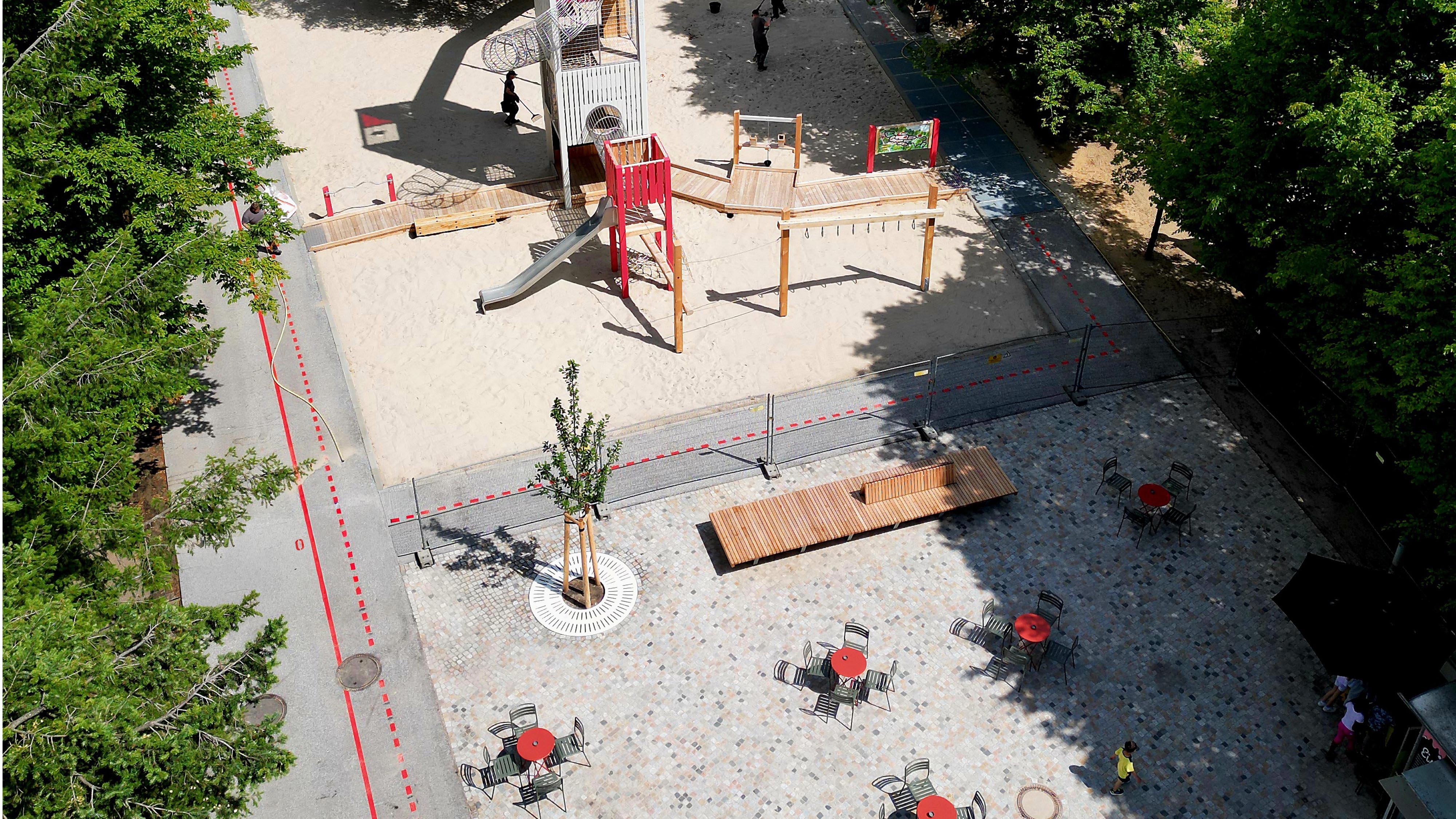 Caféterrasse, konsumungebundener Sitzbereich und Sandspiel kommen gemeinschaftlich zueinander